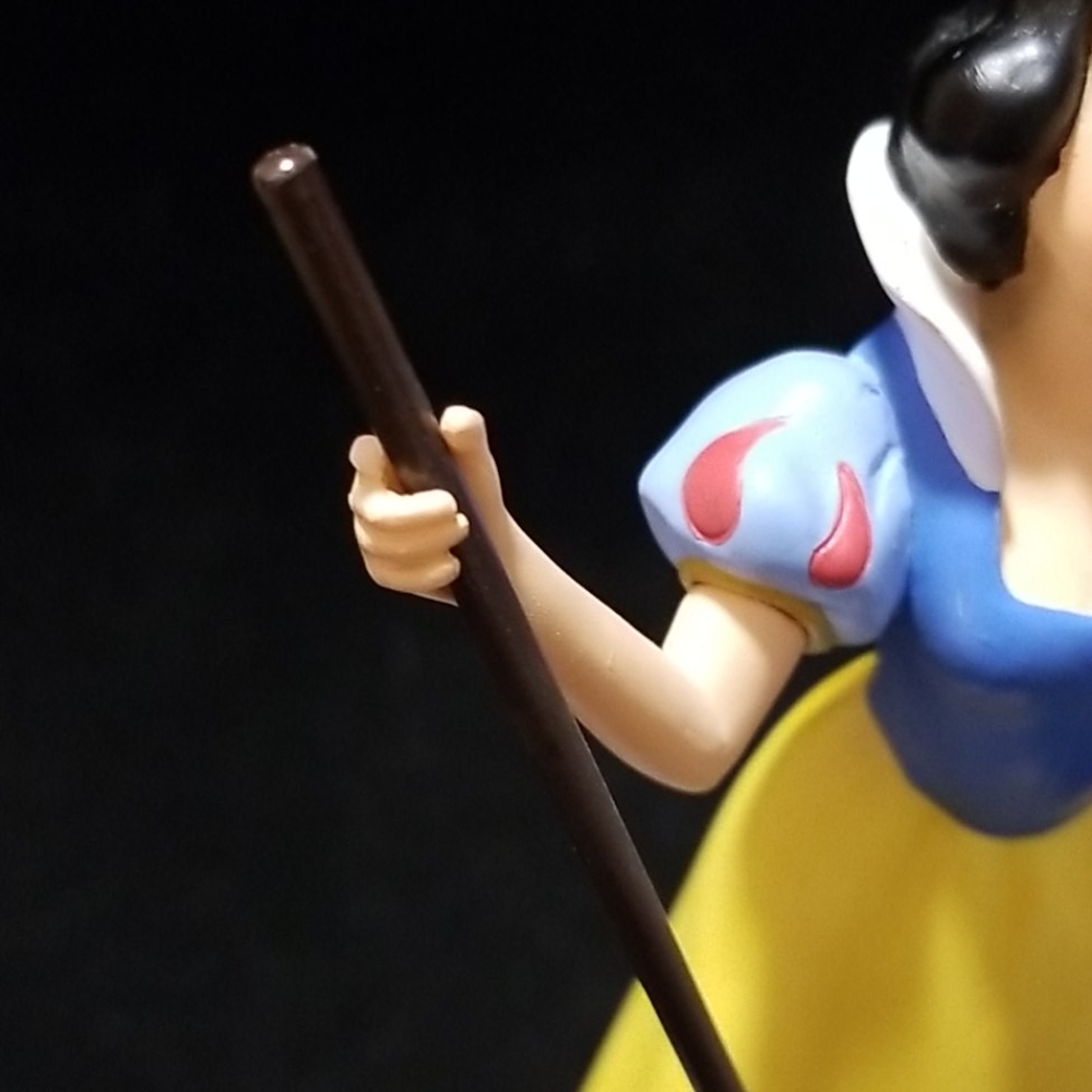 Disney, Snow White statue #17859 - Picture 7 of 15